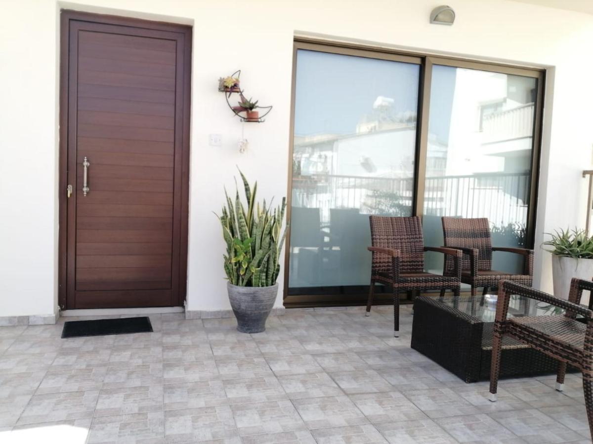 Extremely Comfy Apt With Spacious Private Terrace 10Min Walk To The Beach & In Town لارنكا المظهر الخارجي الصورة
